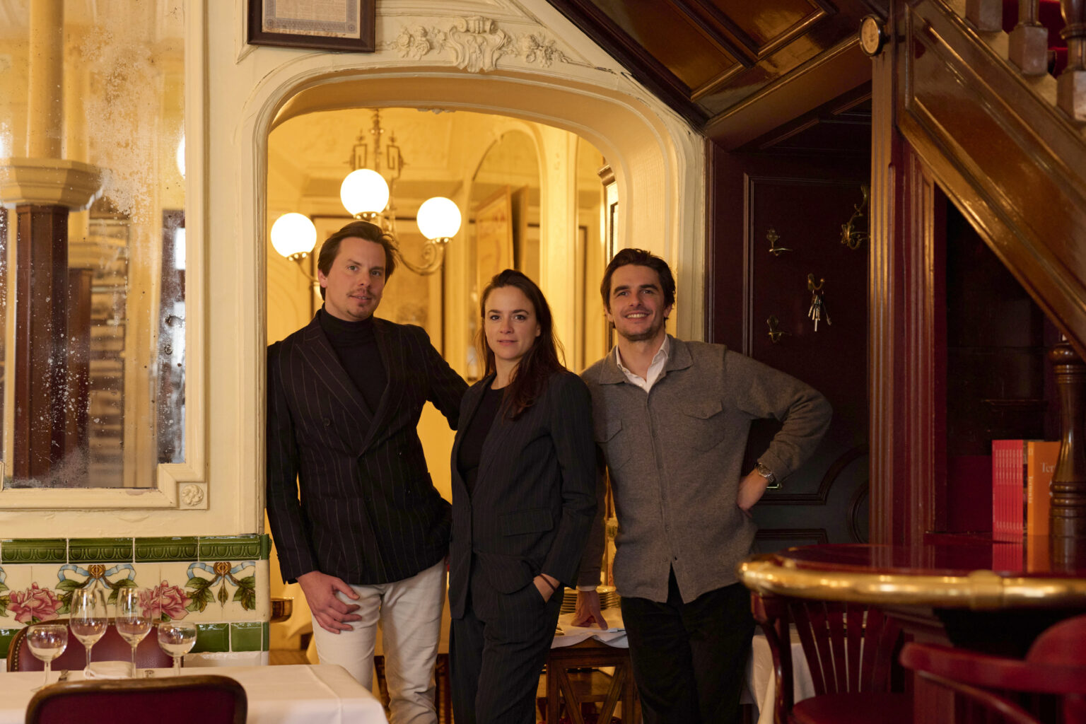 Portrait de l’équipe devant le comptoir d’Aux Lyonnais