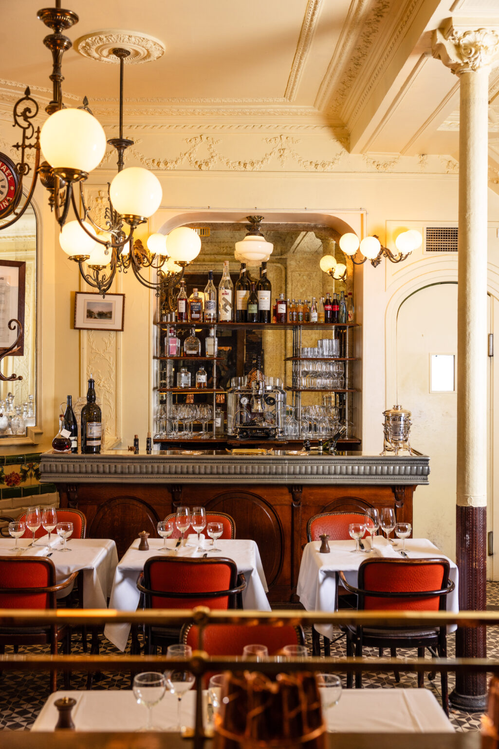 Comptoir et lustres d’Aux Lyonnais